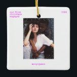 Adorno De Cerámica Primera Navidad involucrada | Foto Mínima De Máqui<br><div class="desc">Personaliza fácilmente este adorno de cerámica de árbol de Navidad minimalista y elegante de vacaciones púrpura, con tipografía de tipografía grunge de máquina de escribir y un marco limpio, sencillo y minimalista de nevadas blancas. Añade tu foto, nombres, texto personalizado y Navidades el año. Un diseño Navidad fresco, sencillo, sofisticado...</div>