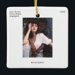 Adorno De Cerámica Primera Navidad involucrada | Foto Mínima De Máqui<br><div class="desc">Personalice fácilmente este adorno de cerámica de árbol de Navidad minimalista y elegante con tipografía de máquina de escribir y un marco limpio, sencillo y minimalista de nevadas blancas. Añade tu foto, nombres, texto personalizado y Navidades el año. Un diseño Navidad fresco, sencillo, sofisticado y contemporáneo en colores modernos en...</div>