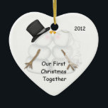 Adorno De Cerámica Primera Navidad JUNTAS PAREJA DE SNOWMAN<br><div class="desc">Ornamento Adorable que puedes personalizar a tu manera especial. La Pareja Snowman es muy linda. Genial para cualquier pareja,  no sólo recién casados. Navidades giran o en aniversario,  renovación de votos...  cualquiera en amor...  Regalo de compromiso,  DUCHA DE BODA Algunos de los hermosos gráficos son de gráficos ©deliciosos-doodles</div>