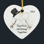 Adorno De Cerámica Primera Navidad JUNTAS PAREJA DE SNOWMAN<br><div class="desc">Ornamento Adorable que puedes personalizar a tu manera especial. La Pareja Snowman es muy linda. Genial para cualquier pareja,  no sólo recién casados. Navidades giran o en aniversario,  renovación de votos...  cualquiera en amor...  Regalo de compromiso,  DUCHA DE BODA Algunos de los hermosos gráficos son de gráficos ©deliciosos-doodles</div>