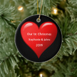 Adorno De Cerámica Primera Navidad juntos Corazón Rojo Corazón Rojo 2<br><div class="desc">Nombres personalizados e impresos con un bonito diseño de corazón rojo con un fondo negro sólido. El color del fondo también se puede cambiar como se desee. Siéntete libre de personalizar añadiendo tus propios textos,  nombres o fotos. ¡Puedes añadir tu foto en la parte posterior del adorno fácilmente!</div>