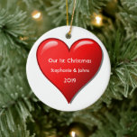 Adorno De Cerámica Primera Navidad juntos cortaron el corazón rojo en<br><div class="desc">Nombres personalizados e impresos con un diseño de corazón rojo bonito con un fondo blanco sólido.
El color del fondo también puede cambiarse como desee. Siéntase libre de personalizar añadiendo sus propios textos,  nombres o fotos. Puedes añadir fácilmente tu foto en la parte posterior del adorno.</div>