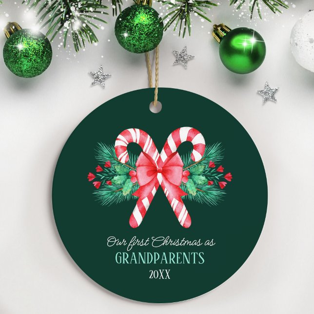 Adorno De Cerámica Primera Navidad: Los abuelos Candy Canes (First Christmas as Grandparents Candy Canes Ceramic Ornament)