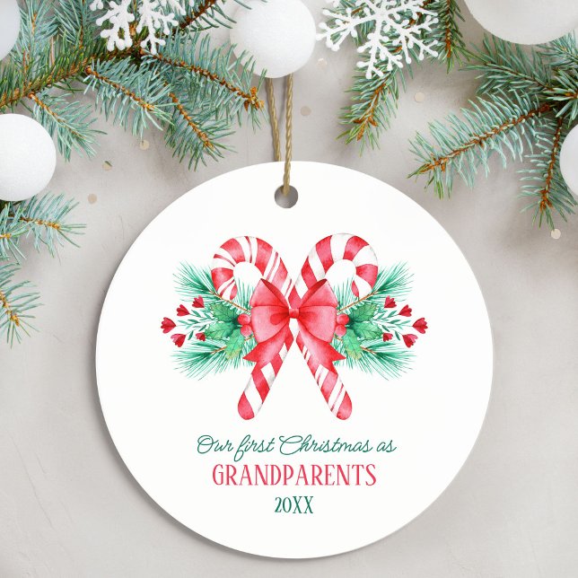 Adorno De Cerámica Primera Navidad: Los abuelos Candy Canes (First Christmas as Grandparents Candy Canes Ceramic Ornament)
