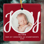 Adorno De Cerámica Primera Navidad, los abuelos foto a Red Keepsake<br><div class="desc">Este adorno de fotos de primera Navidad como abuelos está decorado con la palabra JOY en tipografía de escritura elegante con un fondo rojo. Personalizable fácil.</div>