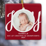 Adorno De Cerámica Primera Navidad, los abuelos foto a Red Keepsake<br><div class="desc">Este adorno de fotos de primera Navidad como abuelos está decorado con la palabra JOY en tipografía de escritura elegante con un fondo rojo. Personalizable fácil.</div>