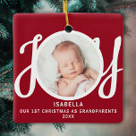 Adorno De Cerámica Primera Navidad, los abuelos foto a Red Keepsake<br><div class="desc">Este adorno de fotos de primera Navidad como abuelos está decorado con la palabra JOY en tipografía de escritura elegante con un fondo rojo. Personalizable fácil.</div>