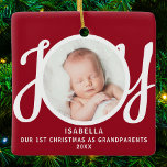 Adorno De Cerámica Primera Navidad, los abuelos foto a Red Keepsake<br><div class="desc">Este adorno de fotos de primera Navidad como abuelos está decorado con la palabra JOY en tipografía de escritura elegante con un fondo rojo. Personalizable fácil.</div>