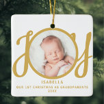 Adorno De Cerámica Primera Navidad, los abuelos fotografían a Keepsak<br><div class="desc">Este adorno de fotos de primera Navidad como abuelos está decorado con la palabra JOY en oro,  tipografía de escritura elegante en un fondo blanco. Personalizable fácil.</div>