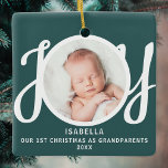 Adorno De Cerámica Primera Navidad, los abuelos fotografían verde<br><div class="desc">Este adorno de fotos de primera Navidad como abuelos está decorado con la palabra JOY en tipografía elegante de escritura blanca sobre un fondo verde. Personalizable fácil.</div>