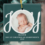 Adorno De Cerámica Primera Navidad, los abuelos fotografían verde<br><div class="desc">Este adorno de fotos de primera Navidad como abuelos está decorado con la palabra JOY en tipografía de escritura elegante en un fondo verde. Personalizable fácil.</div>