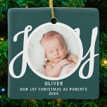 Adorno De Cerámica Primera Navidad, los padres foto a Green Keepsake<br><div class="desc">Este adorno de fotos de First Christmas As Parents está decorado con la palabra JOY en tipografía de escritura elegante sobre un fondo verde. Personalizable fácil.</div>