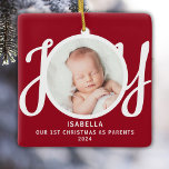 Adorno De Cerámica Primera Navidad, los padres foto a Red Keepsake<br><div class="desc">Este adorno de fotos de First Christmas As Parents está decorado con la palabra JOY en tipografía de escritura elegante con un fondo rojo. Personalizable fácil.</div>
