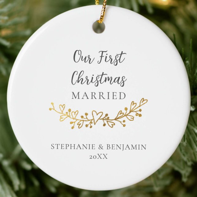 Adorno De Cerámica Primera Navidad Married Gold Hearts Garland Photo (first christmas married newlywed couple mr mrs keepsake ornament gold hearts garland elegant simple)