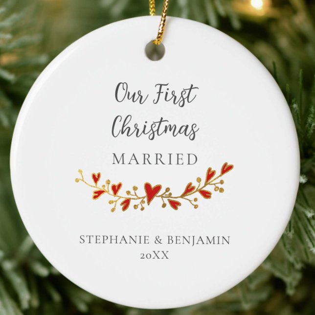 Adorno De Cerámica Primera Navidad Married Gold Red Hearts Foto (first christmas married newlywed couple mr mrs keepsake ornament gold hearts garland elegant red )