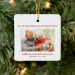 Adorno De Cerámica Primera Navidad minimalista con foto de los abuelo<br><div class="desc">A los nuevos abuelos les encantará recibir esta primera Navidad como abuelos adornados esta temporada de fiestas. Este ornamento incluye texto minimalista de máquina de escribir y una foto. La palabra Abuelos puede cambiarse por "abuelo y abuela" o cualquier otro texto de su elección. Este adorno fotográfico hará el recuerdo...</div>