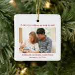 Adorno De Cerámica Primera Navidad minimalista con foto de mamá y pap<br><div class="desc">Este nuevo ornamento de fotos de los padres presenta un minimalista texto de máquina de escribir y una foto. Todo el texto puede ser personalizado incluyendo cambiar "mamá y papá" a "mamá y papá" o cualquier frase de su elección. Este adorno fotográfico hará el recuerdo perfecto para celebrar tu primera...</div>
