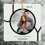 Adorno De Cerámica Primera Navidad moderna Comprometida Foto Cerámica<br><div class="desc">Este moderno Ornamento de fotos entrometidas de Primera Navidad está decorado con la palabra JOY en negro sobre fondo blanco. Personalizable fácil con tu foto y nombre.</div>