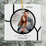 Adorno De Cerámica Primera Navidad moderna Comprometida Foto Cerámica<br><div class="desc">Este moderno Ornamento de fotos entrometidas de Primera Navidad está decorado con la palabra JOY en negro sobre fondo blanco. Personalizable fácil con tu foto y nombre.</div>