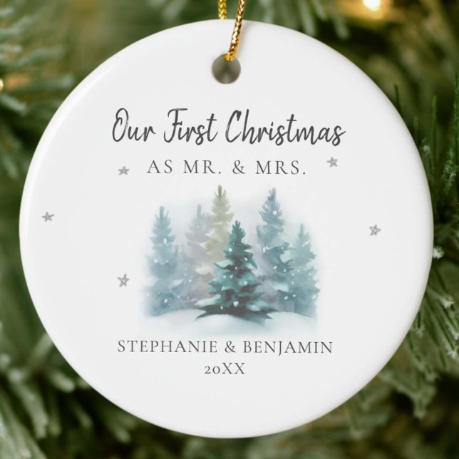 Adorno De Cerámica Primera Navidad Mr. Mrs. Snow Mountains Foto (our first christmas married mr mrs modern ornament couple luxury keepsake mountain pine forest class)