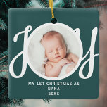 Adorno De Cerámica Primera Navidad: Nana Photo Keepsake Green<br><div class="desc">Este adorno fotográfico "First Christmas As Nana" (Primera Navidad como Nana) está decorado con la palabra 'JOY' en una tipografía de escritura elegante con un fondo verde. Personalizable fácil.</div>