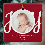 Adorno De Cerámica Primera Navidad: Nana Photo Keepsake Red<br><div class="desc">Este adorno fotográfico "First Christmas As Nana" (Primera Navidad como Nana) está decorado con la palabra 'JOY' en una tipografía de escritura elegante con un fondo rojo. Personalizable fácil.</div>