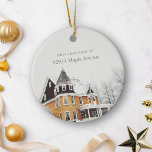 Adorno De Cerámica Primera Navidad Nueva foto de Personalizado de dir<br><div class="desc">Marque su primera Navidad en su nuevo hogar con este adorno cerámico personalizado. Ambos lados presentan su nueva dirección y una preciada foto de su casa, bellamente combinada con un elegante tipo de letra. Este diseño de doble cara garantiza que cada ángulo capte la memoria de su primera temporada de...</div>
