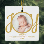 Adorno De Cerámica Primera Navidad: Padres Fotoconservadores<br><div class="desc">Este adorno de fotos de First Christmas As Parents está decorado con la palabra JOY en oro,  tipografía de escritura elegante sobre un fondo blanco. Personalizable fácil.</div>