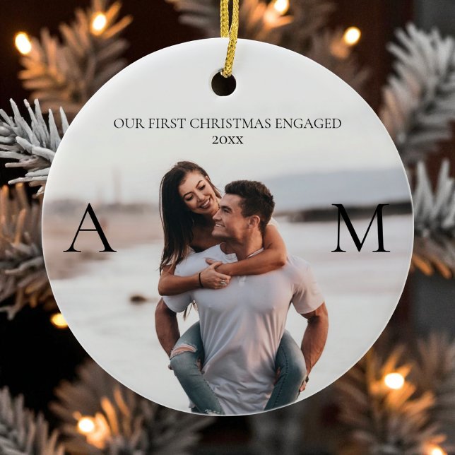 Adorno De Cerámica Primera Navidad Pareja moderna involucrada 2 Foto (First Christmas Engaged Modern Couple 2 Photo Ceramic Ornament)