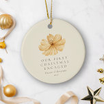 Adorno De Cerámica Primera Navidad personalizada de Boho Floral<br><div class="desc">Celebra la alegría de tu primera Navidad con este impresionante adorno de cerámica inspirado en boho. Con un suave diseño floral de acuarela amarilla, este adorno se personaliza con sus nombres y el año, creando un hermoso trazo para marcar este hito especial. La delicada flor y los tonos cálidos le...</div>