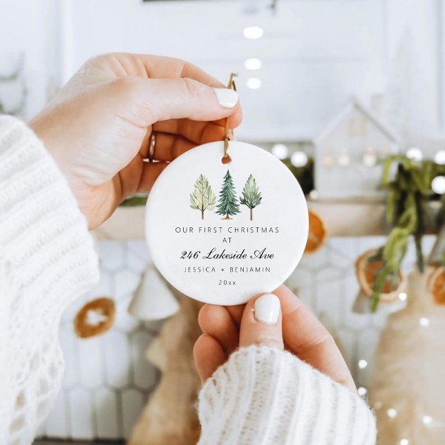 Adorno De Cerámica Primera Navidad personalizada en nuestro nuevo hog (Personalized First Christmas in Our New Home Ceramic Ornament)