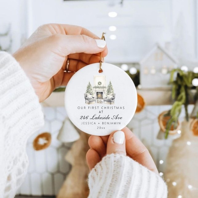 Adorno De Cerámica Primera Navidad personalizado en nuestra nueva fam (Custom First Christmas in Our New Home Family Ceramic Ornament)