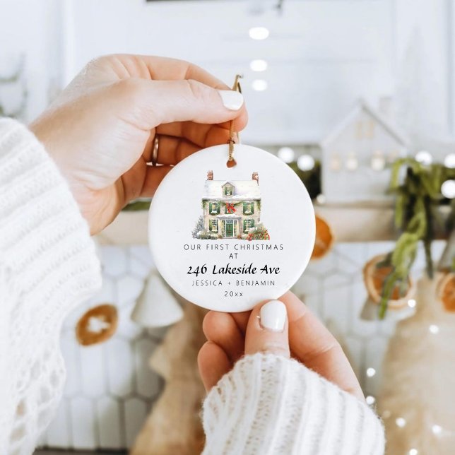 Adorno De Cerámica Primera Navidad personalizado en nuestra nueva fam (Custom First Christmas in Our New Home Family Ceramic Ornament)
