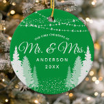 Adorno De Cerámica Primera Navidad Sr. Mrs Green Winter String Lights<br><div class="desc">Celebra la primera Navidad de los recién casados con este encantador adorno de cerámica. El diseño presenta un fondo de luces de cuerda de invierno verde con las palabras "Mr. y la señora" en un guión clásico. Este bigote personalizado hace un boda reflexivo o un regalo de bienvenida. El adorno...</div>