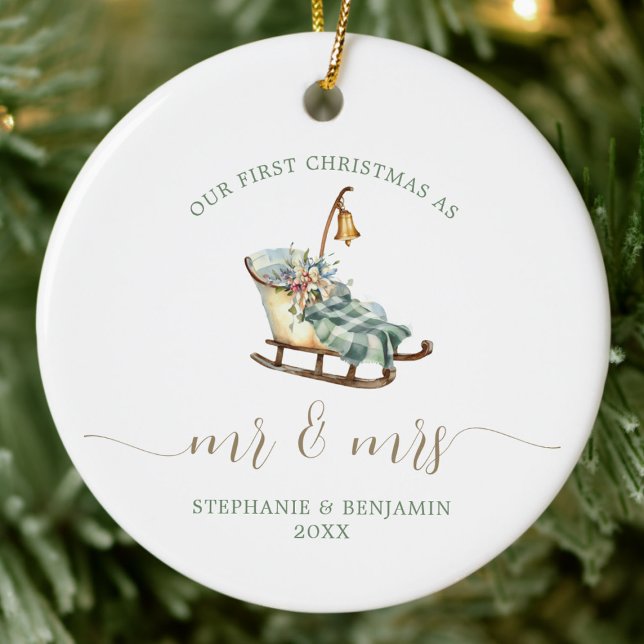 Adorno De Cerámica Primera Navidad Sr. Sra. Boda Sleigh Plaid Photo (our first christmas mr mrs newlywed couple photo ornament winter wedding sleigh green tree tartan)