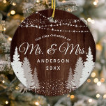 Adorno De Cerámica Primera Navidad Sr. Sra. Wood For Gina<br><div class="desc">Primera Navidad Mr. & Mrs. Wood Winter String Ilustra El Ornamento Cerámico. Este diseño está decorado con bonitas lámparas de cuerda,  pinos de invierno rústicos y nieve.</div>
