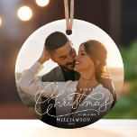 Adorno De Cerámica Primera Navidad Sr. y Sra. Newlyweds Boda Foto<br><div class="desc">Decore los salones con 'First Christmas Mr. Ornamento fotográfico de y la Sra. Celebra la recién casada alegría con tu toque personalizado en este elegante diseño de escritura con letras a mano. 🎄 ✨ 💍 #NewWedwJoy #PersonalizedMemories (Memorias personalizadas)</div>