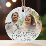 Adorno De Cerámica Primera Navidad Sr. y Sra. Newlyweds Boda Foto<br><div class="desc">Decore los salones con 'First Christmas Mr. Ornamento fotográfico de y la Sra. Celebra la recién casada alegría con tu toque personalizado en este elegante diseño de escritura con letras a mano. 🎄 ✨ 💍 #NewWedwJoy #PersonalizedMemories (Memorias personalizadas)</div>