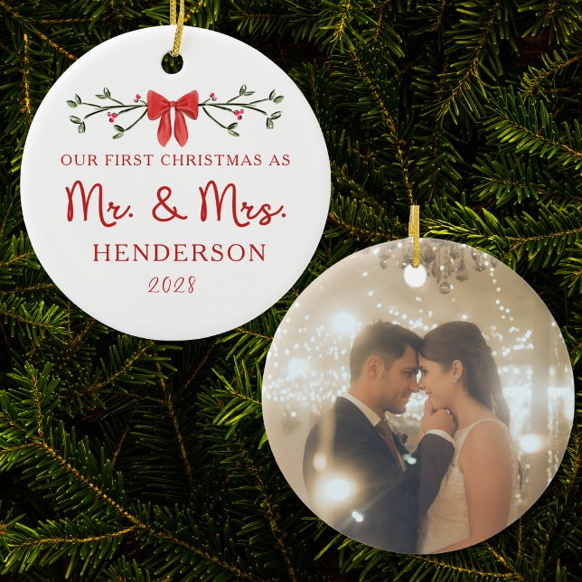Adorno De Cerámica Primera Navidad Sr. y Sra. Personalizado Fotografí (Festive red bow and greenery design, plus a wedding photo option for a personal touch.)
