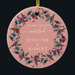 Adorno De Cerámica Primera Wreath de Navidad casada con Rosa<br><div class="desc">El ornamento romántico para pareja casada presenta hermosas flores de Navidad y tipografía caligráfica moderna. Personalízalo con tus nombres. Puede cambiar el color de fondo si lo desea.</div>