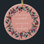 Adorno De Cerámica Primera Wreath de Navidad casada con Rosa<br><div class="desc">El ornamento romántico para pareja casada presenta hermosas flores de Navidad y tipografía caligráfica moderna. Personalízalo con tus nombres. Puede cambiar el color de fondo si lo desea.</div>