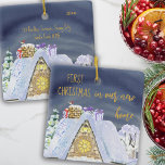 Adorno De Cerámica Primeras estampas de Santa Claus de la nueva casa<br><div class="desc">Primera Navidad en nuevo ornamento de vacaciones en casa - que puedes editar para solteros, parejas y familias y personalizar con el año y tu nueva dirección. Diseño divertido con un acogedor techo de casa contra el cielo de medianoche con huellas de santa en la nieve y algunos regalos listos...</div>