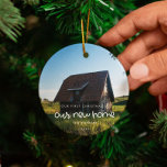Adorno De Cerámica Primeras Navidades en nuestra nueva casa. Foto<br><div class="desc">Nuestra primera Navidad en nuestra nueva casa: una tipografía linda y un diseño simple para este regalo de adorno fotográfico. Para personalizar con tu foto favorita. También puede cambiar fácilmente el color del tipo de letra a su gusto. Un regalo perfecto para el cambio de hogar o el mantenimiento de...</div>