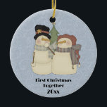 Adorno De Cerámica Primeras Navidades Juntos Pareja de Nieve<br><div class="desc">Una pareja amante de la nieve está celebrando su primera Navidad juntos. Ambos llevan rayas y gorras. El frente dice Primeras Navidades Juntos y el año. La parte trasera dice Felices Fiestas y tiene algunas heces y bayas.</div>