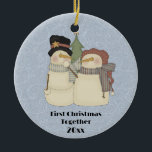 Adorno De Cerámica Primeras Navidades Juntos Pareja de Nieve<br><div class="desc">Una pareja amante de la nieve está celebrando su primera Navidad juntos. Ambos llevan rayas y gorras. El frente dice Primeras Navidades Juntos y el año. La parte trasera dice Felices Fiestas y tiene algunas heces y bayas.</div>
