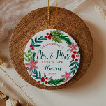 Adorno De Cerámica Primeras novias navideñas<br><div class="desc">Hermosa corona floral acuarela con flores de color verde,  rojo y verde azulado y hojas para celebrar la muy especial primera Navidad como recién casados.</div>
