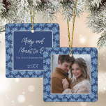 Adorno De Cerámica Primeras parejas de Navidad involucradas Foto Poin<br><div class="desc">Conmemorar su primera Navidad como una pareja comprometida con este hermoso adorno fotográfico con un clásico patrón de puninsettia dibujado a mano azul y blanca que incluye una foto en un lado y tu texto en la parte posterior.</div>