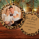 Adorno De Cerámica Primeros padres de Navidad en ser foto impresa en<br><div class="desc">Primer ornamento de fotos de Navidad, que puedes personalizar para una primera navidad como padres para ser o cualquier otro gran evento. El diseño es de doble cara y cuenta con marcos de impresión de leopardo con letras a mano. La plantilla de la foto muestra su imagen como una forma...</div>