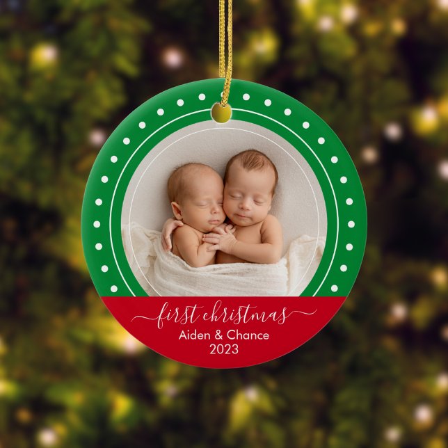 Adorno De Cerámica Primeros puntos verdes y rojos de Navidad (Personalized Baby's First Christmas Ornament)
