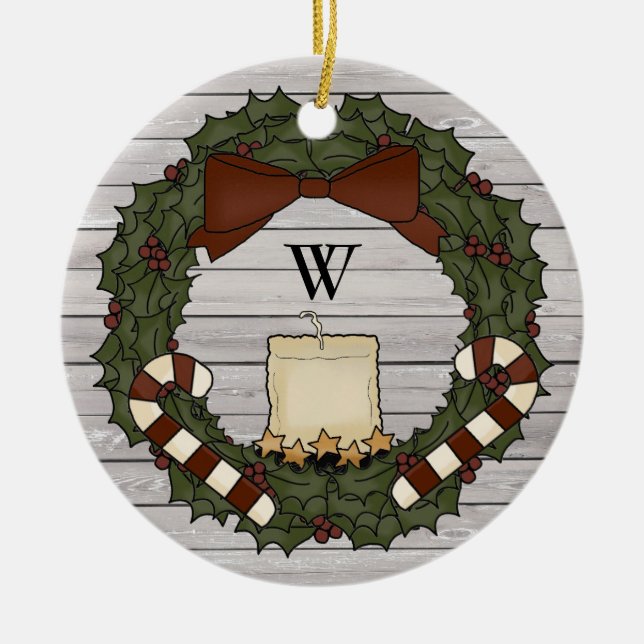 Adorno De Cerámica Primitiva granja de campo Holly Monogram Wreath (Frente)